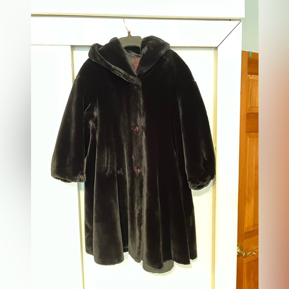 Faux fur for Kids, great condition. Size 10. Clean by furrier method - Picture 2 of 5